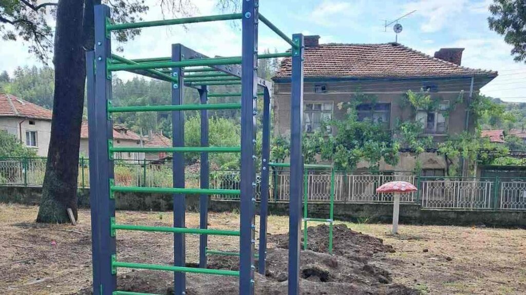 В с. Слатино откриват зона за спорт и активна игра в двора на местно училище