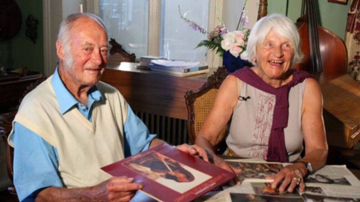 Marcel et Catherine Cellier avec un des disques LP du Mystère des Voix Bulgares