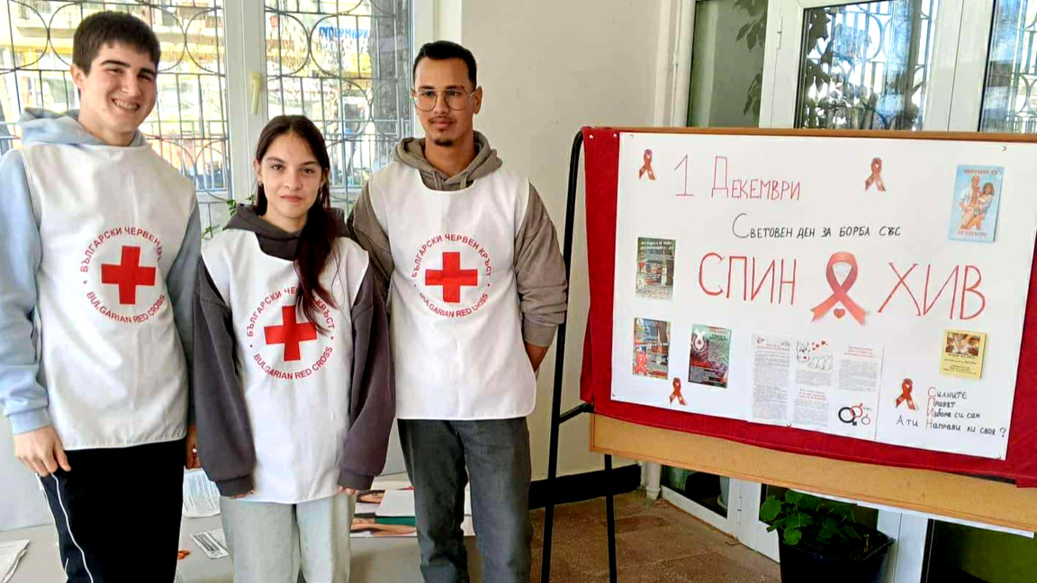 Млади червенокръстци от Болярово отбелязаха Световния ден за борба със СПИН 