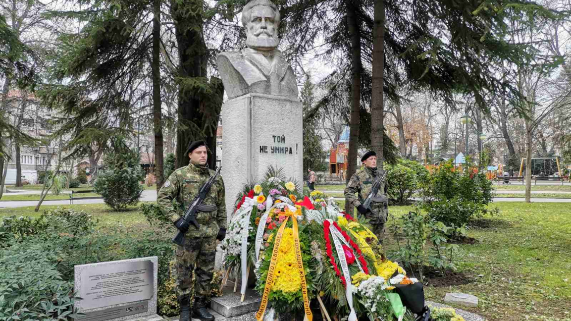 Пловдивчани почетоха 178 години от рождението на Христо Ботев 