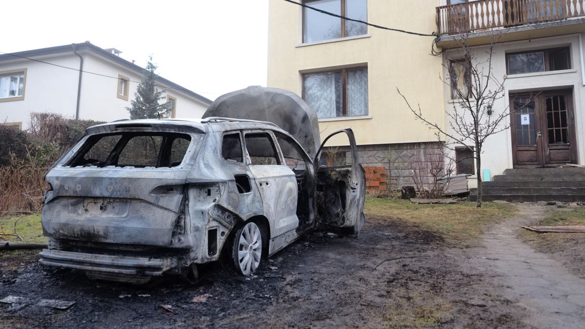 Опожарената кола пред къщата на кмета на Бистрица.