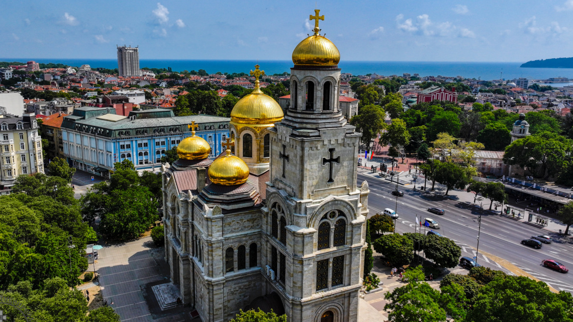 Временно освобождават таксиметровата стоянка пред Катедралата