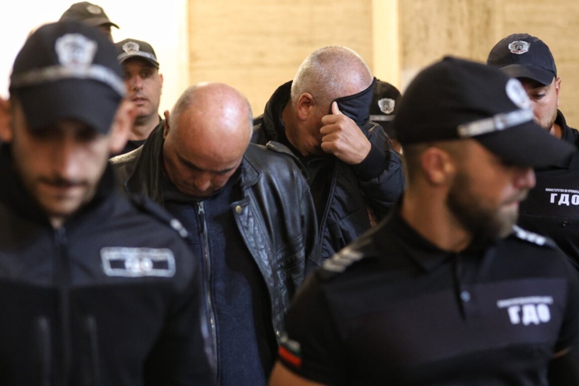 Задържаните служители на "Автомобилна администрация"  за искане на подкуп от шофьори, превозващи техника за концерта на Роби Уилямс в София, на път за съдебната зала -  30 септември 2025 г.