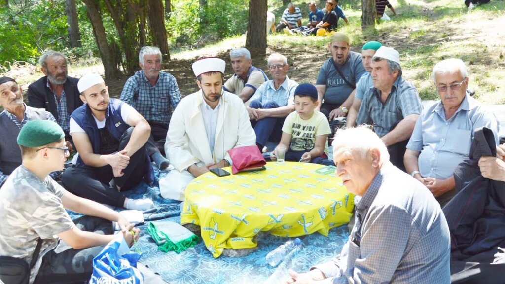 Komuniga köyüne yakın “Asar Tepesi”’nin yamaçlarında düzenlenen geleneksel yağmur ve bereket duası