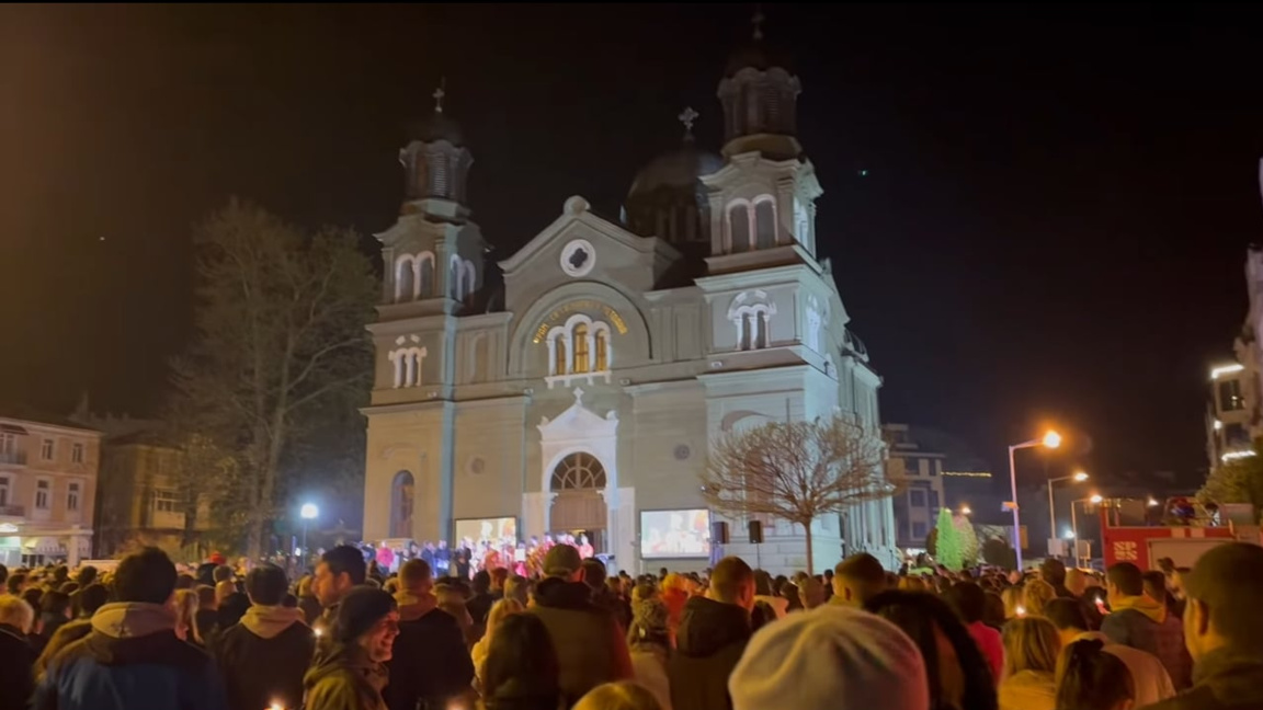 Христос Воскресе! Бургас посрещна Великден