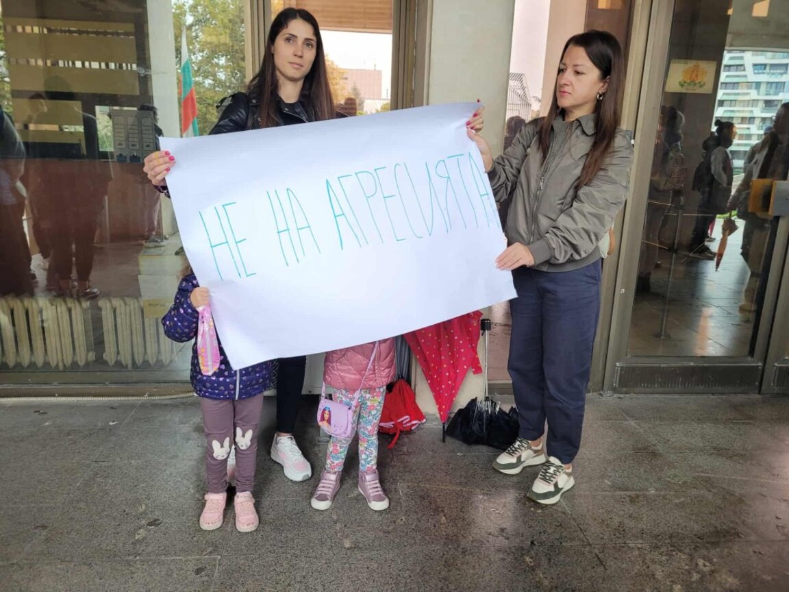 Около 100 души протестираха в Бургас срещу насилието над деца