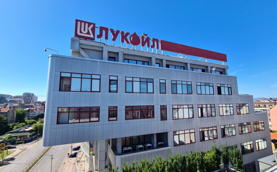 Grupul elvețian Gunvor ar putea achiziționa rafinăria Lukoil din Burgas în cadrul unui acord cu compania rusă