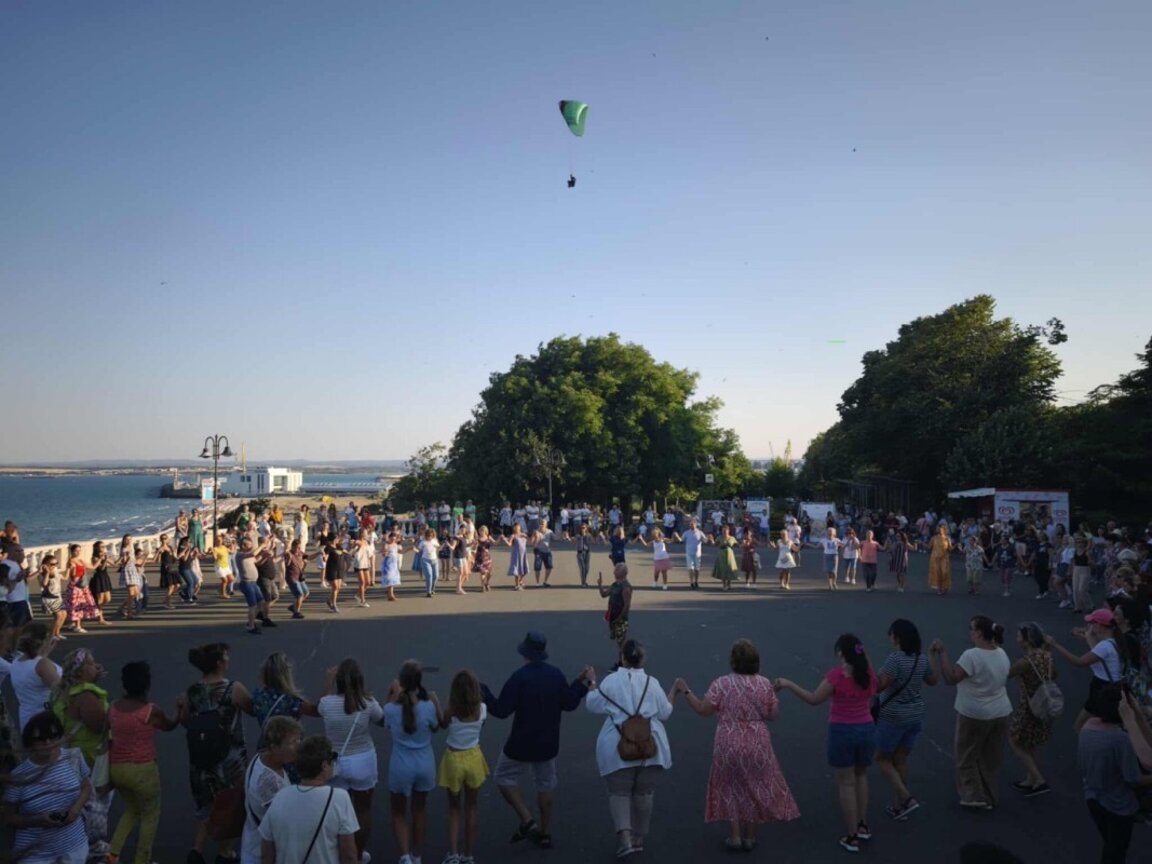 Неделното хорище се завръща – фолклорен ритъм на площад "Св. св. Кирил и Методий"