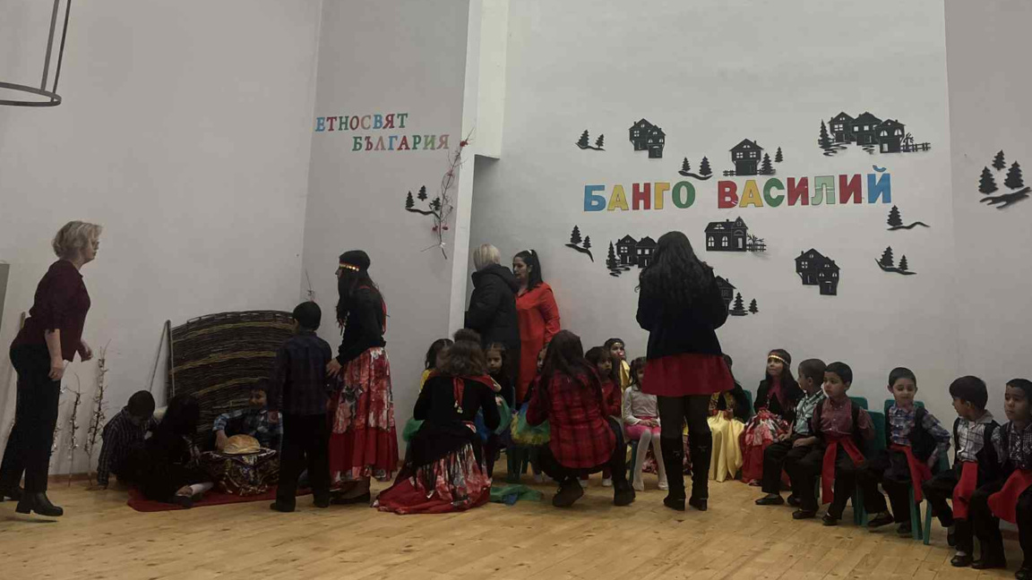 Деца от Стара Загора пресъздадоха обичаи за Ромската нова година