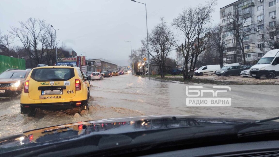 Неработещи светофари край Стадион "Тича" и наводнение на част от Околовръстното предизвикаха задръствания