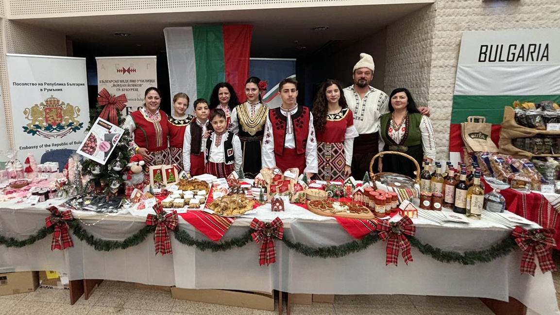 Trandafirul bulgăresc și dansurile populare la un bazar caritabil din București