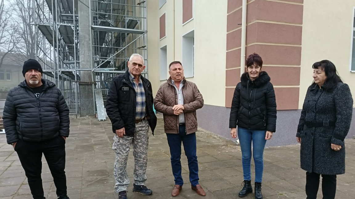Ремонтират читалището и църквата в Габарево