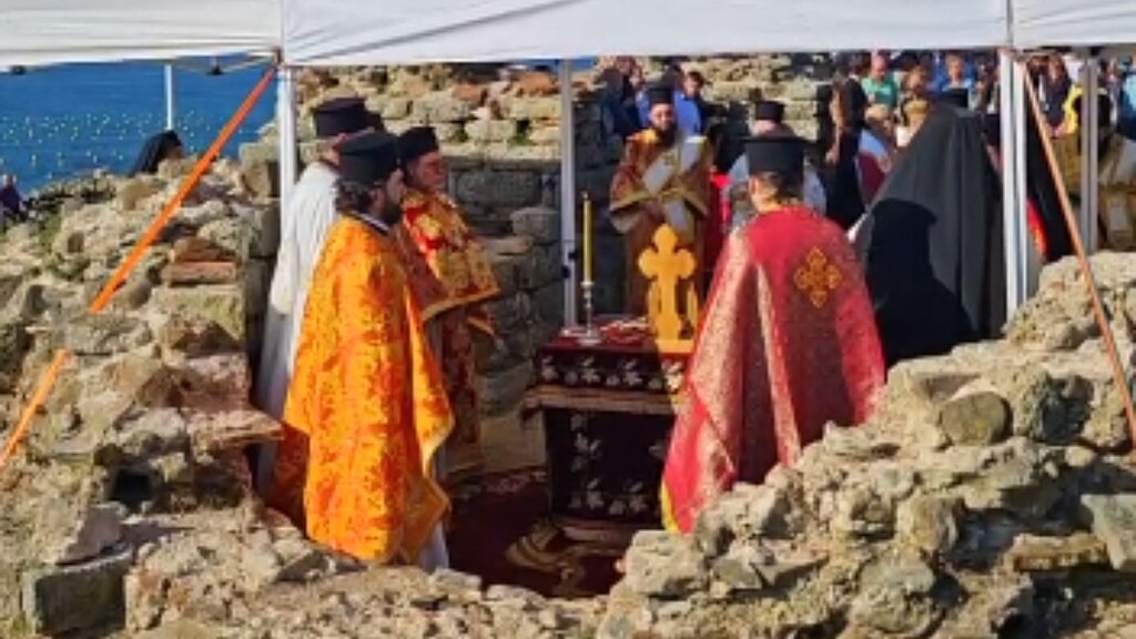 Oficiada santa liturgia en el monasterio de la isla de San Juan, cerca de Sozopol