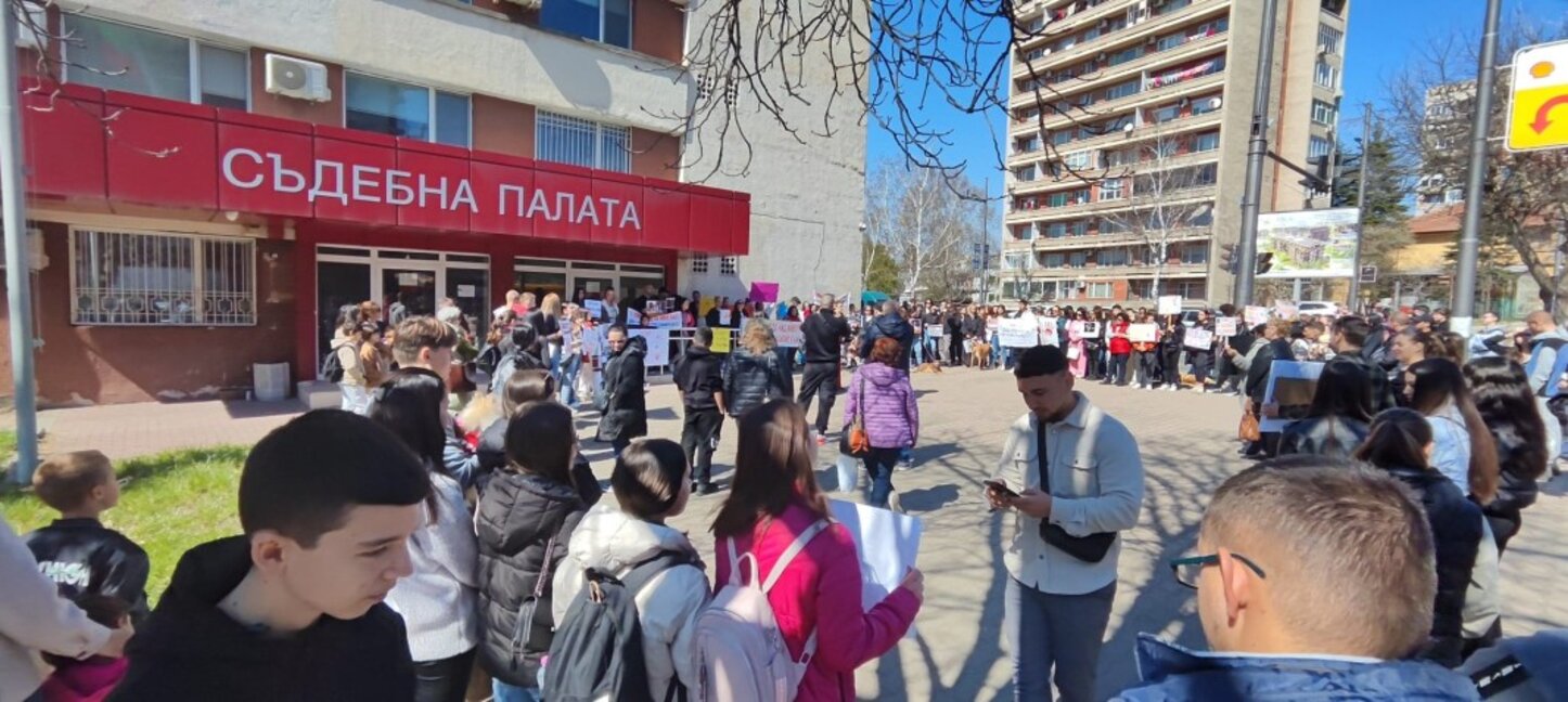 Протест срещу насилието над животни пред Съдебната палата в Кърджали