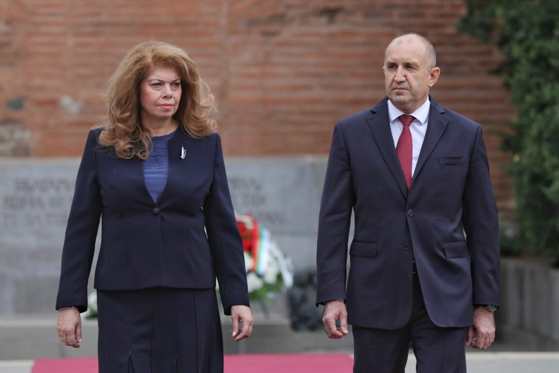 Президентът Румен Радев и вицепрезидентът Илияна Йотова поднасят цветя пред Паметника на Незнайния воин, по повод отбелязването на 79 години от победата над нацизма във Втората световна война.