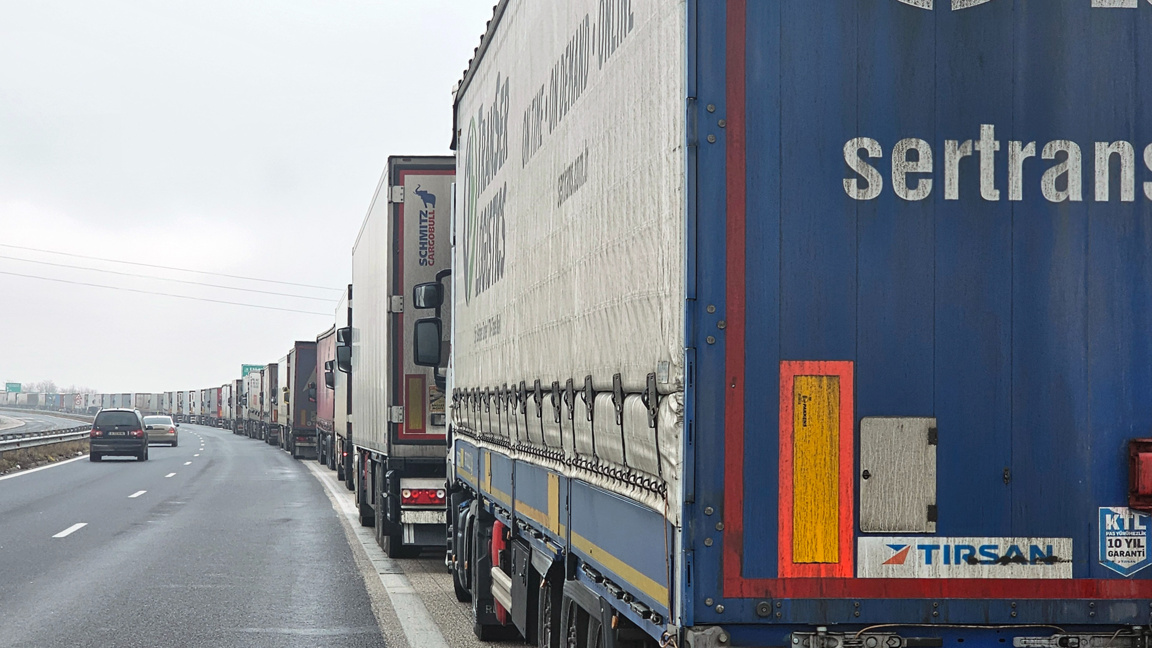Reger Verkehr und LKW-Stau an der Grenze zur Türkei