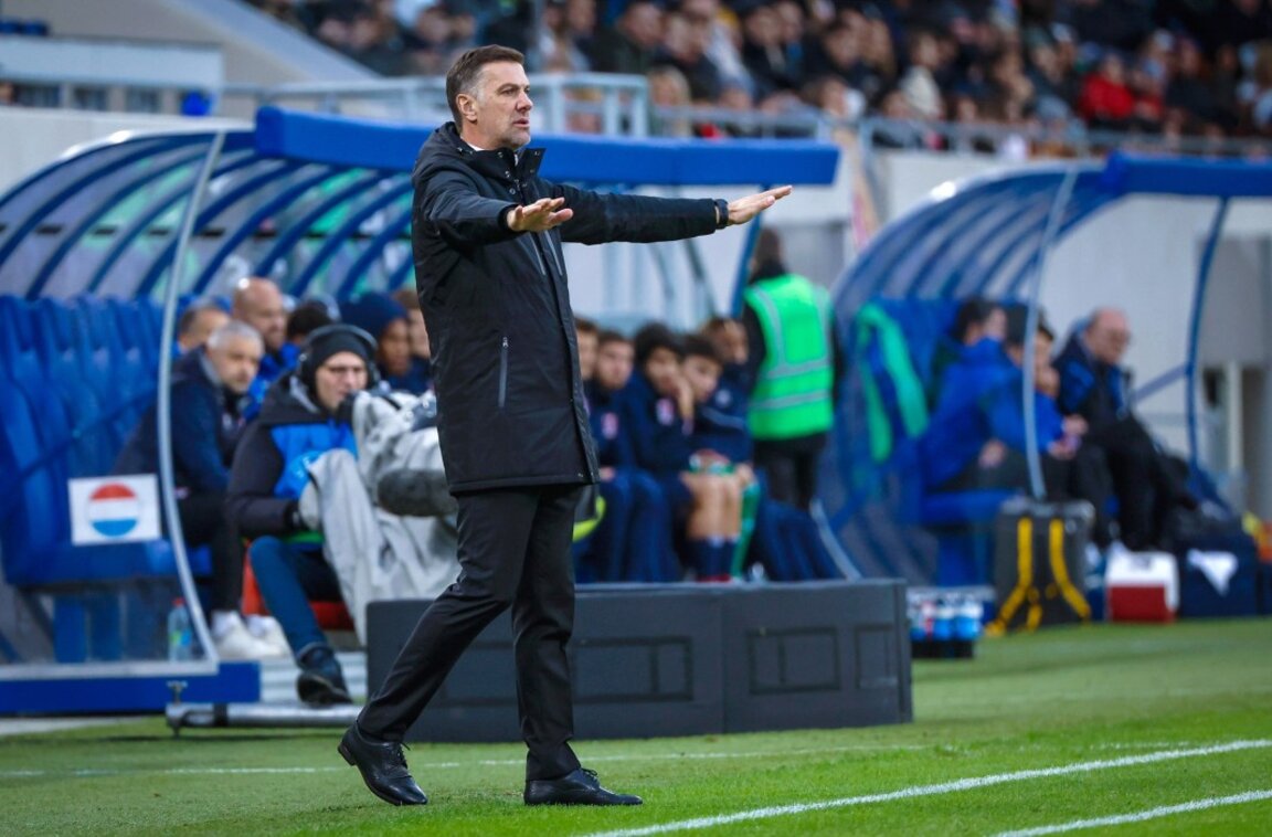 El entrenador de la selección nacional de fútbol defiende a los jóvenes futbolistas búlgaros