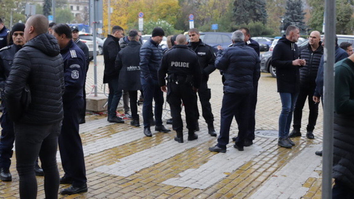 Служители на СДВР на спонтанен протест пред НС