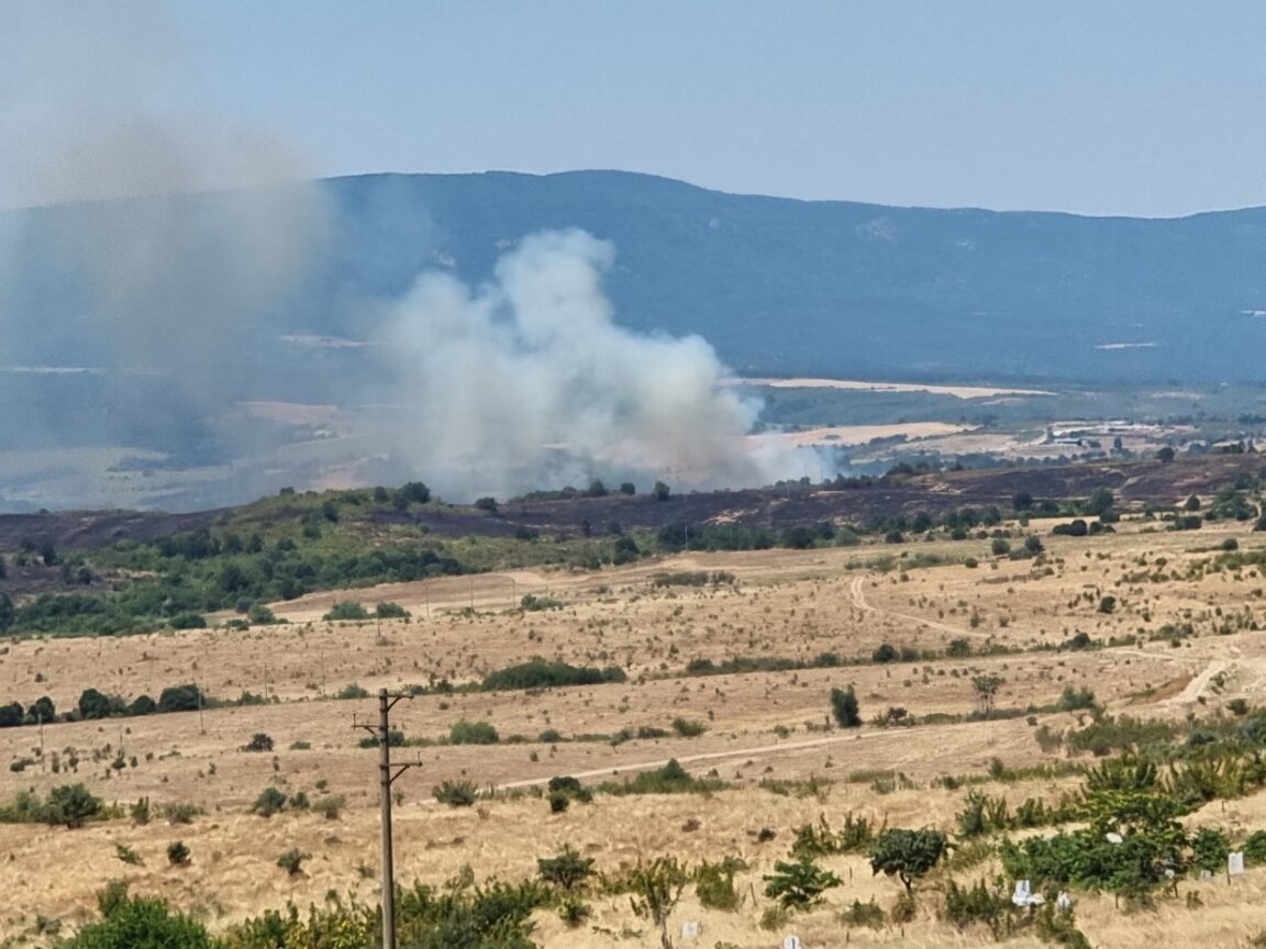 Продължава гасенето на огъня до село Лесово