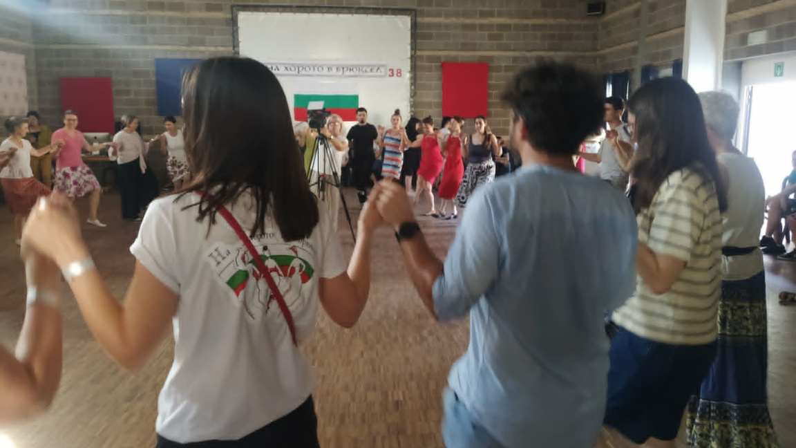 Me "Vallen e Madhe" bullgarët në Bruksel i uruan njëri-tjetrit një verë të bukur
