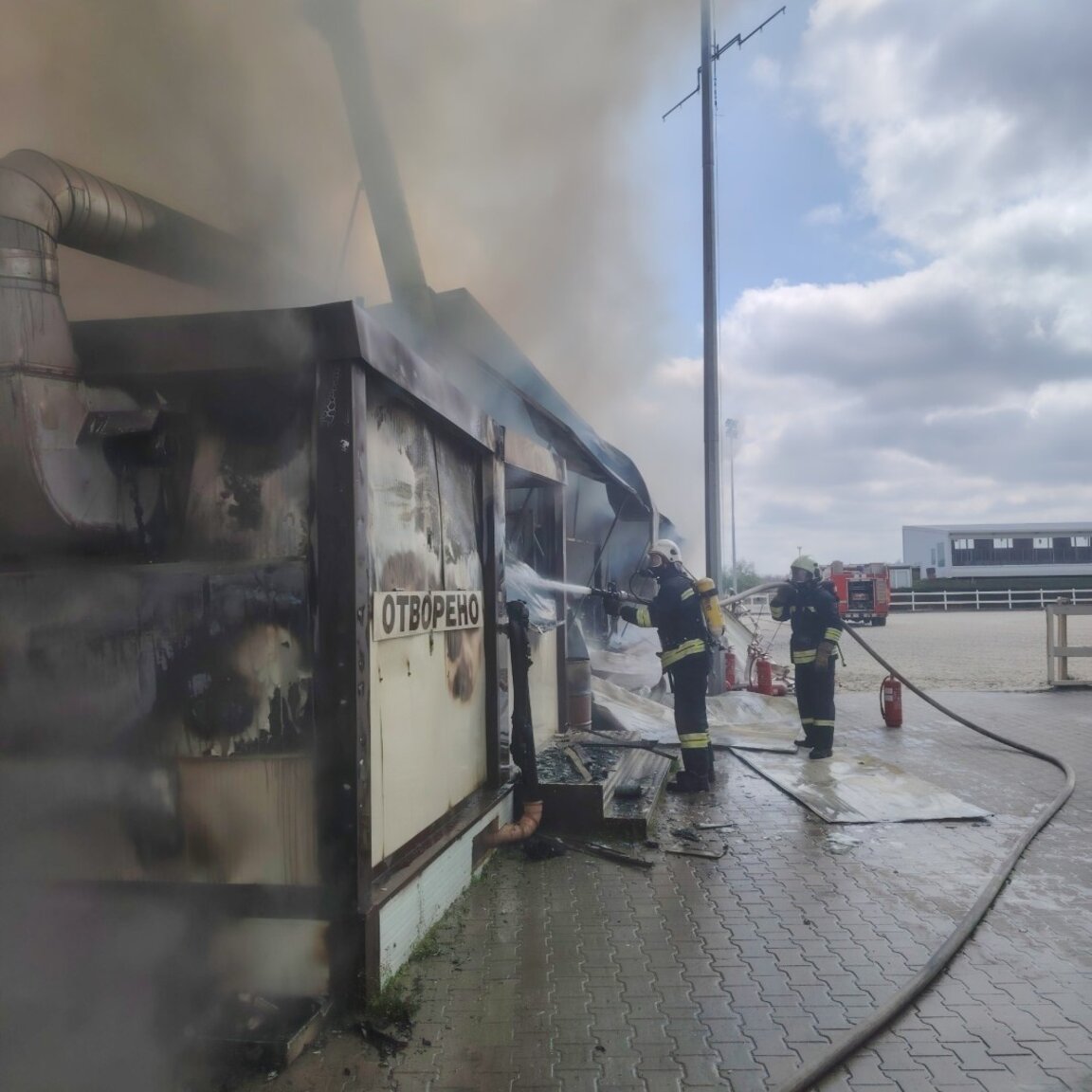 Голям пожар горя в конната база Царацово, 7 екипа гасят