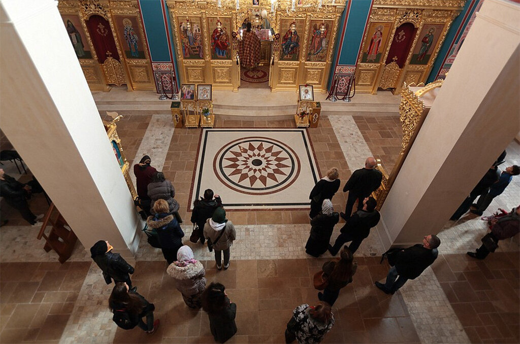 Saint Mina helps to build the "Exaltation of the Holy Cross of God" church in Sofia