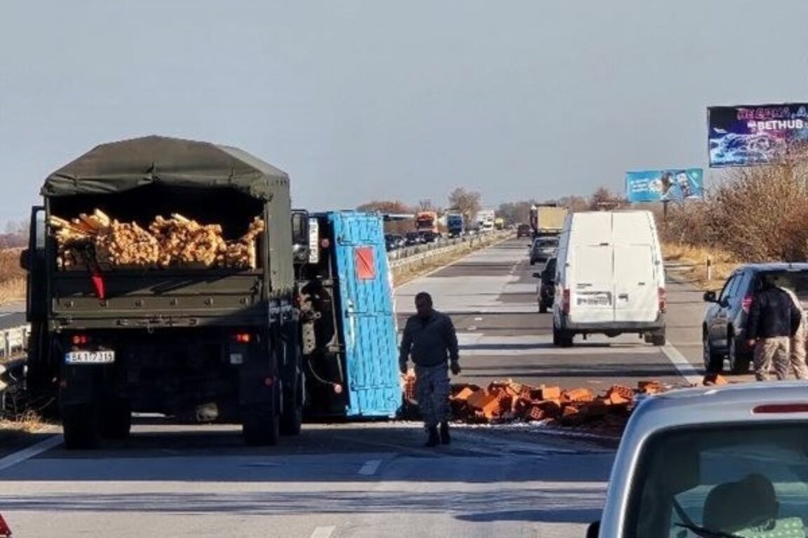 “Trakya” otobanında kamyon devrildi
