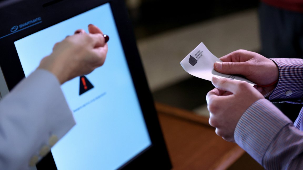 В една от секциите в 22-ри МИР - Смолян е спряно машинното гласуване