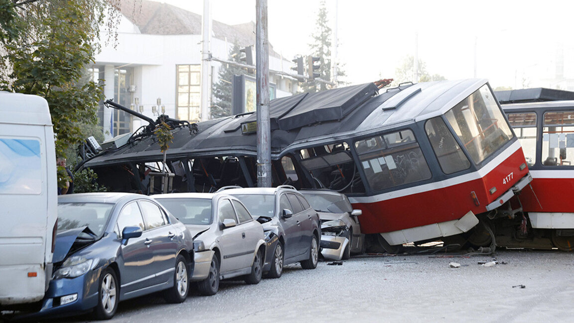 Катастрофиралият сутринта трамвай е потеглил с максимална скорост след външна намеса