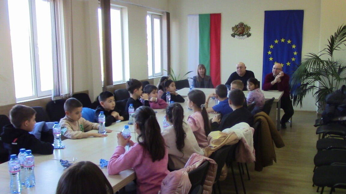 Ученици посетиха кмета на Община Лом