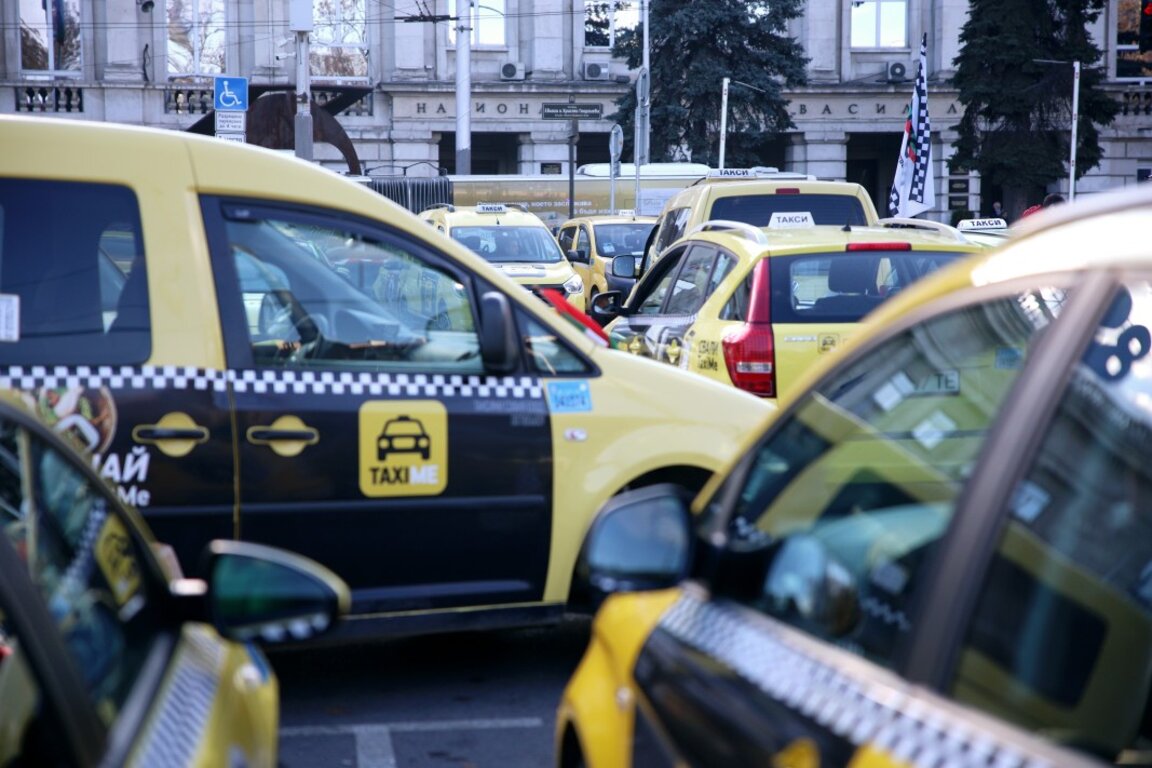 Au început protestele șoferilor de taxi