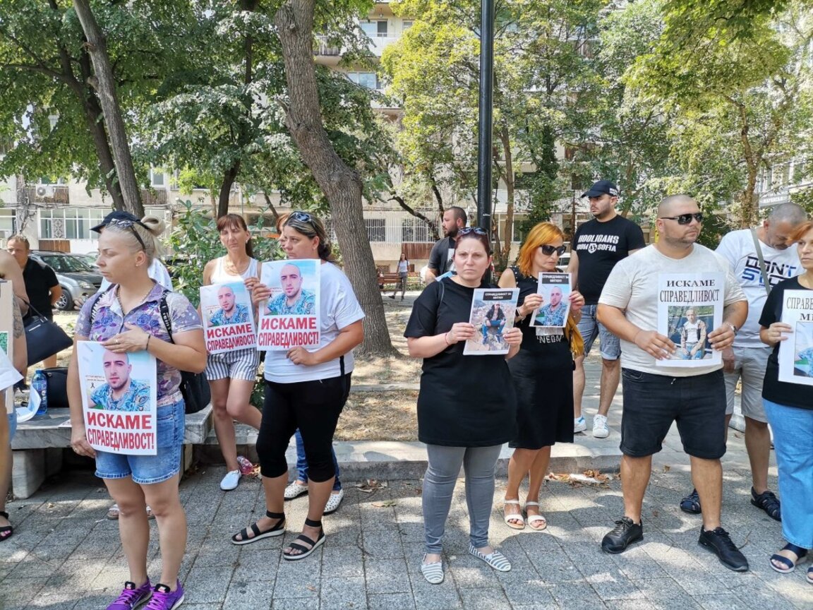 Съдът гледа постоянен арест за близнаците от Цалапица, протестите продължават