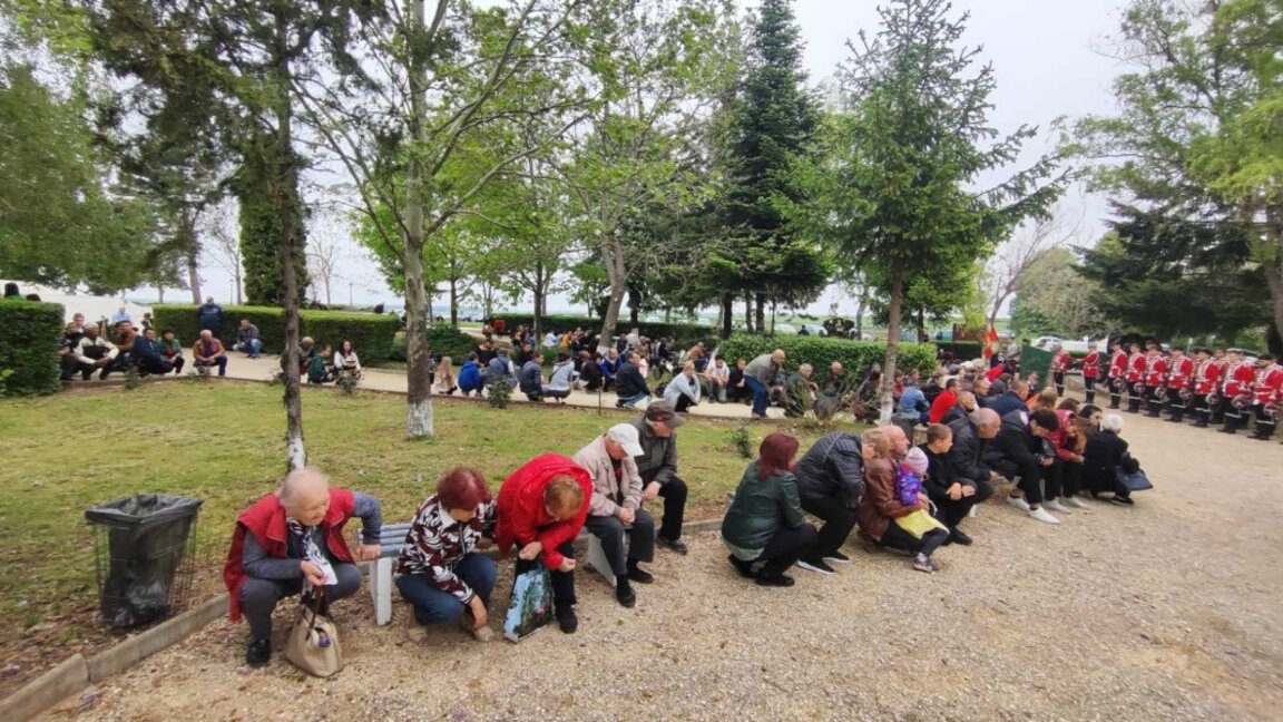 Мемориалният комплекс „Военна гробница – 1916 г.“ край тутраканското село Шуменци.