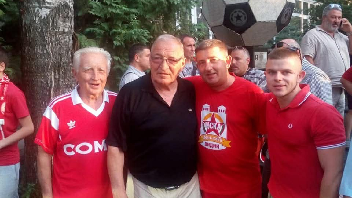 Янко Веков и неговото семейство заедно с Димитър Пенев