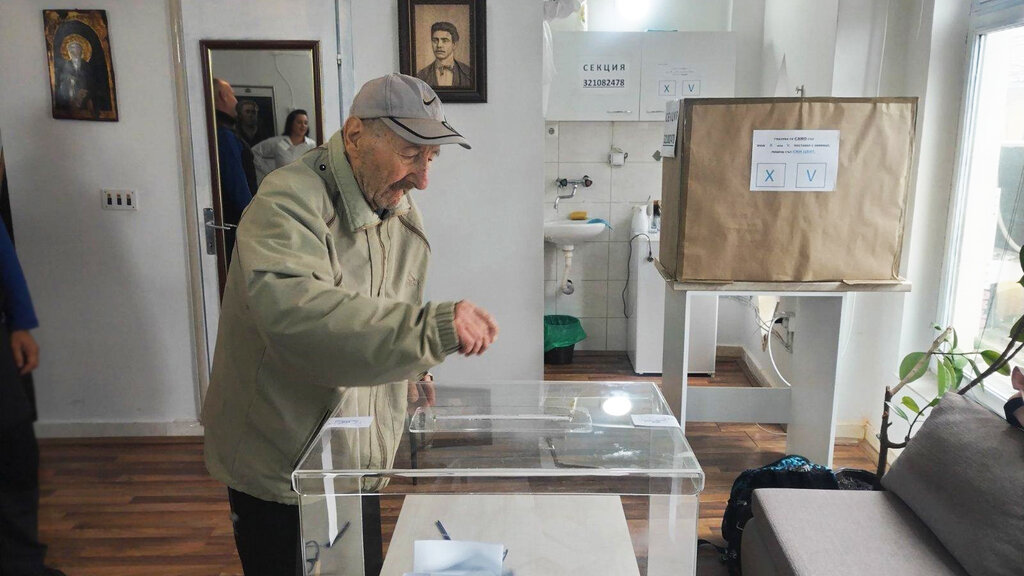 91-годишният Ангел Куртелов от Охрид гласува на изборите за президент на България.