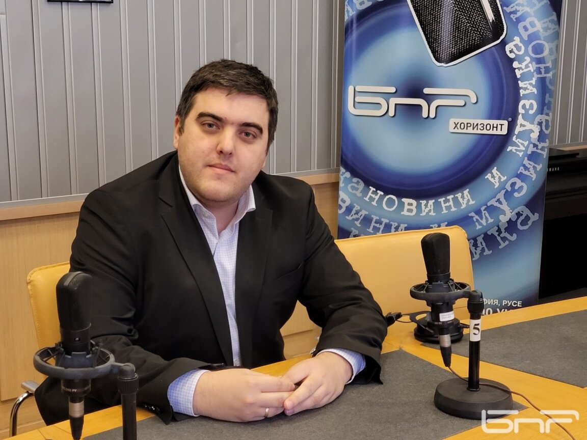 Главният икономист на КНСБ. Между числата и романтиката със стихосбирката си SAUDADE