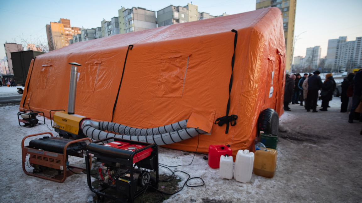 Подслон за останали без ток и отопление в Киев, Украйна, 17 януари 2026 г.