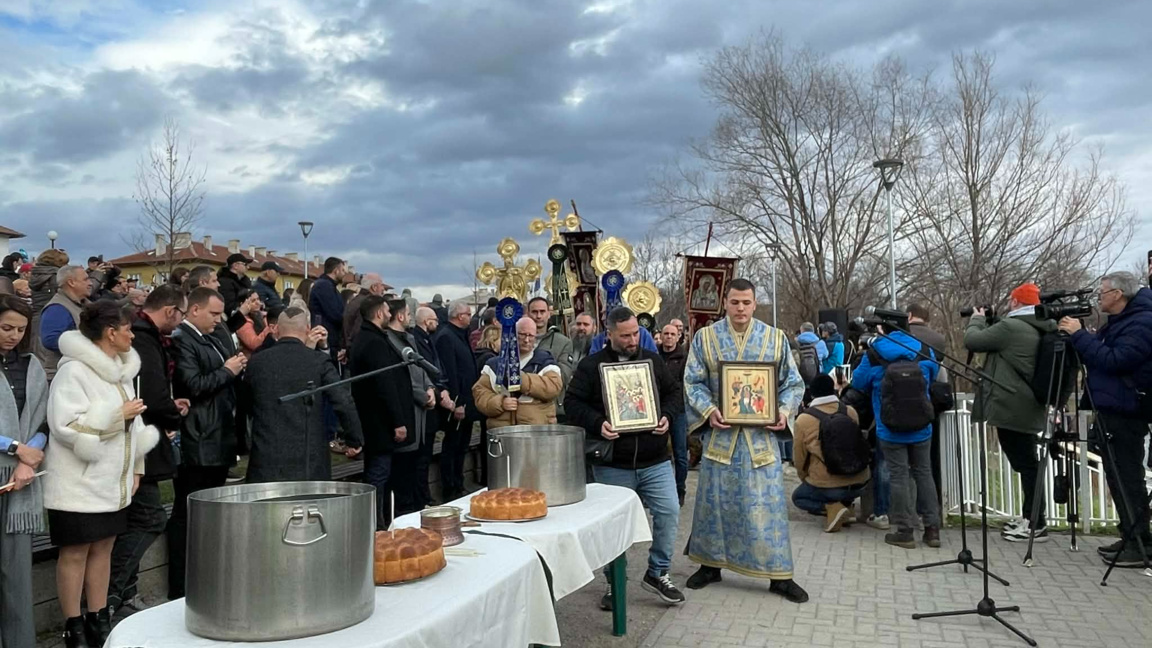 Васил Борисов най-бързо стигна до кръста в езерото в кв."Дружба"