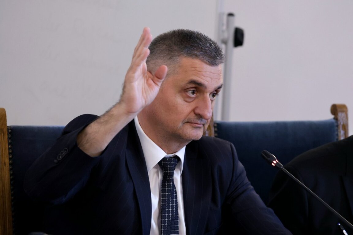 Председателят на комисията по транспорт и съобщения Кирил Добрев.