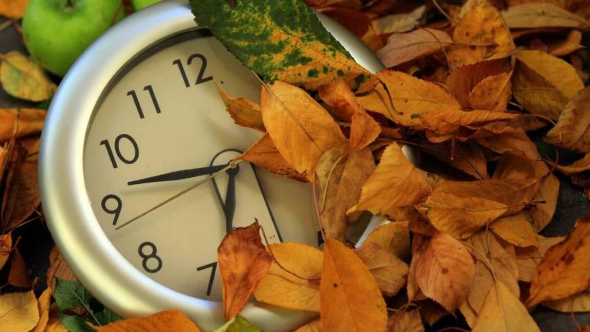Bulgarians set clocks one hour back for winter time