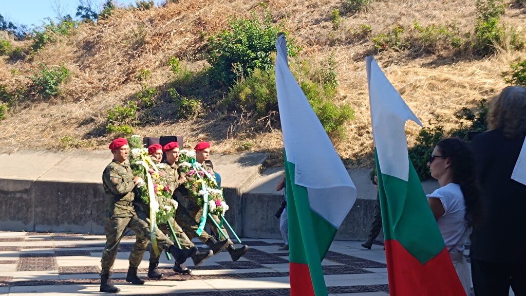 Гвардейци поднасят венци от името на Община Стара Загора и областния управител