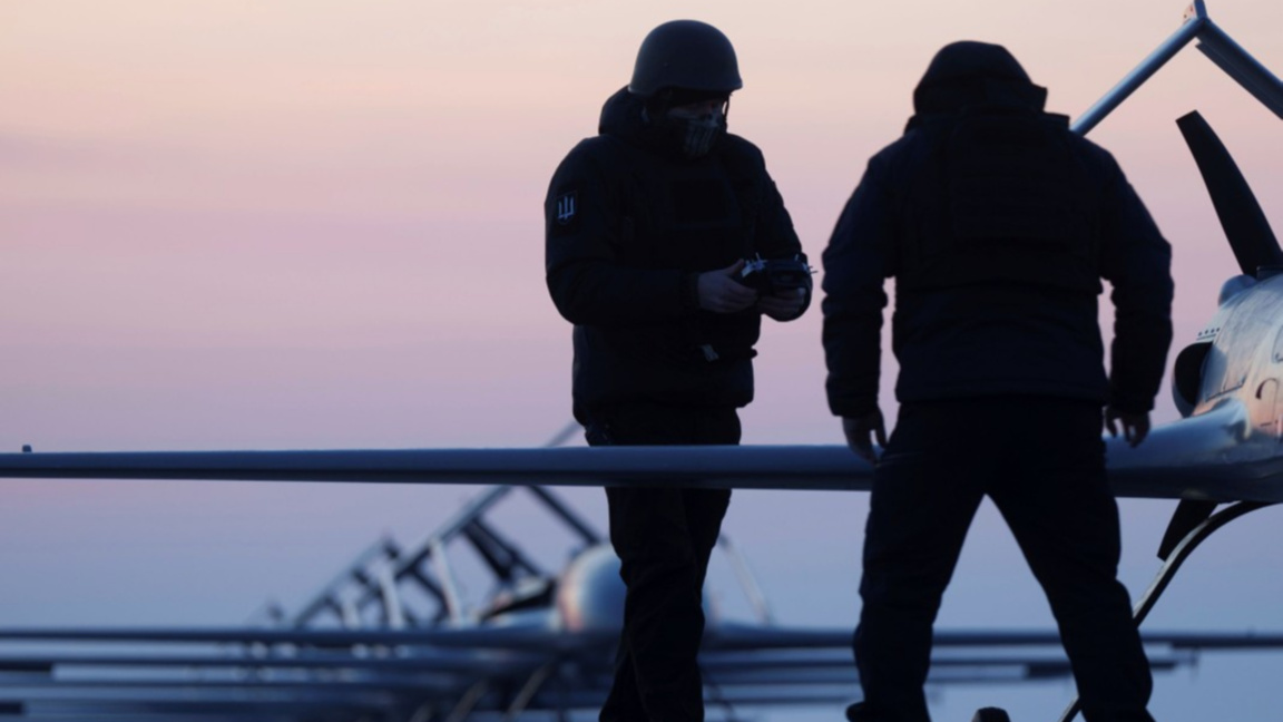 Украински военнослужещи подготвят дронове за излитане