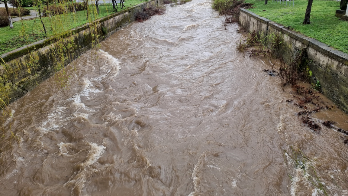 Дига се е пропукала в района на град Батановци