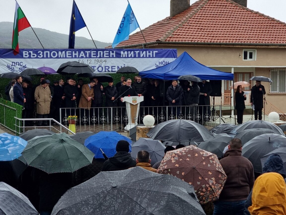 Gevdet Ceakarov vorbește la un miting comemorativ în Mogileane