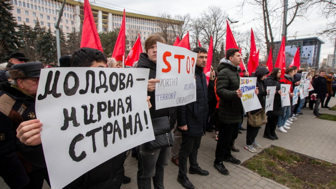Молдова - мирна и неутрална страна, гласят част от надписите на плакатите