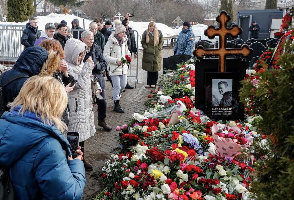 Много хора продължава и днес да се стичат към гроба на Навални, за да поднесат цветя