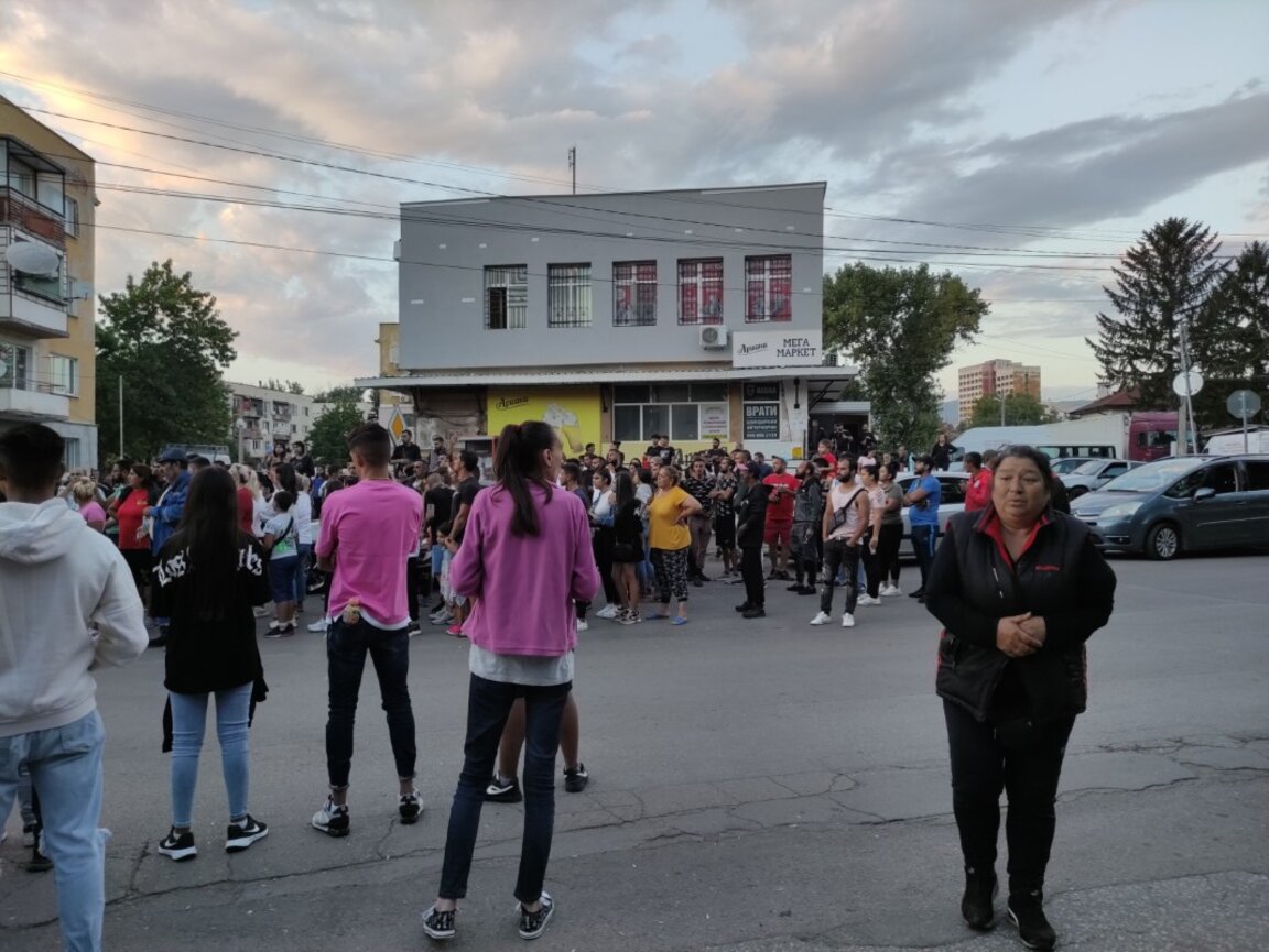 Протест в столичния квартал "Ботунец" в защита на простреляния от полицай младеж