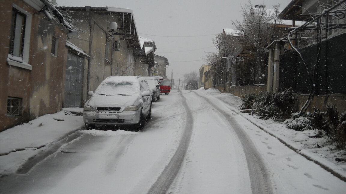 Автобуси и тролеи закъсаха в снега във Варна