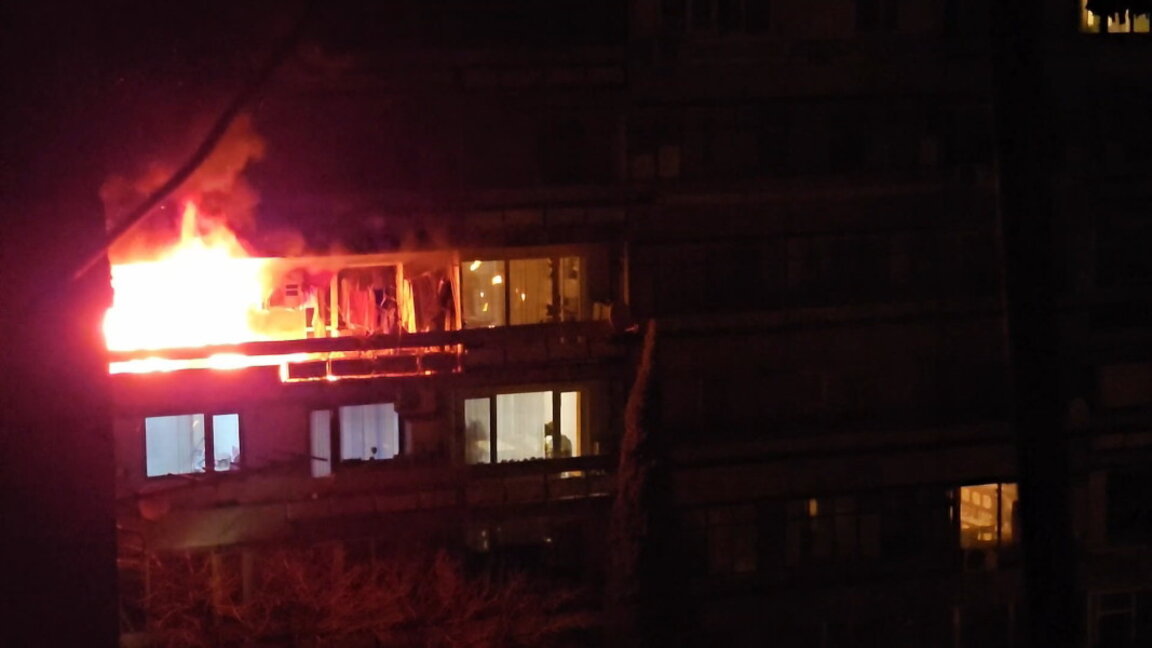 Пожар отне живота на мъж, а жена беше обгазена в блок в Сливен