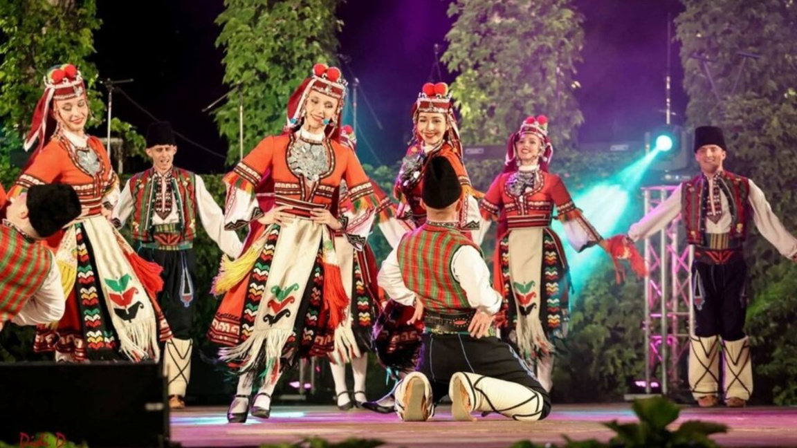 Ensembles „Warna“ und „Lasarka“ gemeinsam auf der Bühne in München